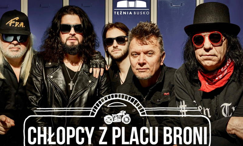 plakat promujacy koncert zespołu Chłopcy z Placu Broni. Przedstawia członków zespołu ubranych na czarno oraz biały tekst z nazwą zespołu