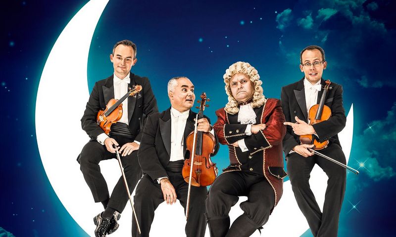 plakat promujący występ grupy Mocarta - muzycy siedzący na księżycu