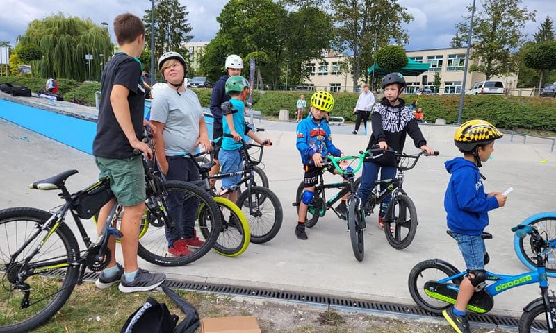 Na zdjęciu widoczni są uczestnicy warsztatów z BMX-ów przed rozpoczęciem zajęć