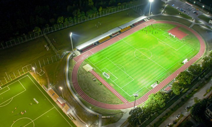 zdjęcie przedstawia buski stadion z lotu ptaka