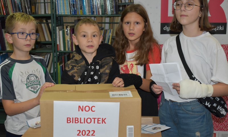 na zdjęciu dzieci uczestniczace w nocy bibliotek 