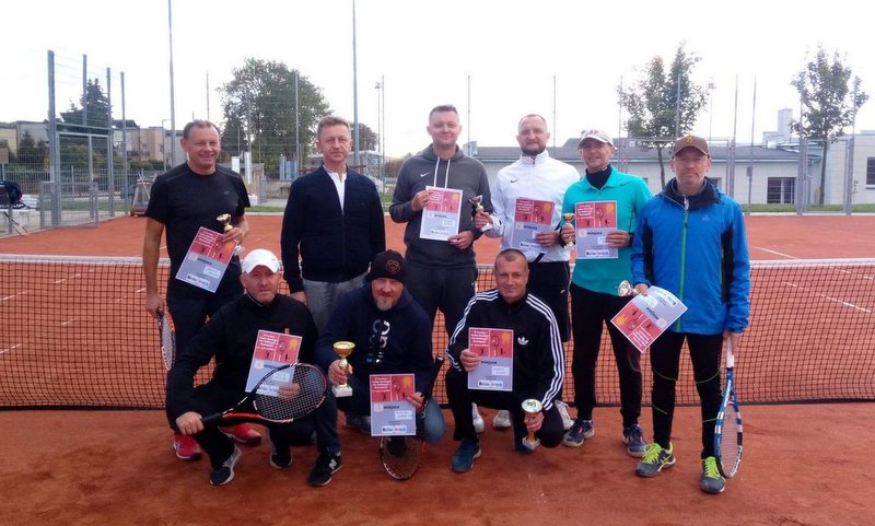 Wszyscy uczestnicy Turnieju Deblowego z dyplomami wręczonymi przez Dyrektora BOSIR Pana Arkadiusza Kornasia.