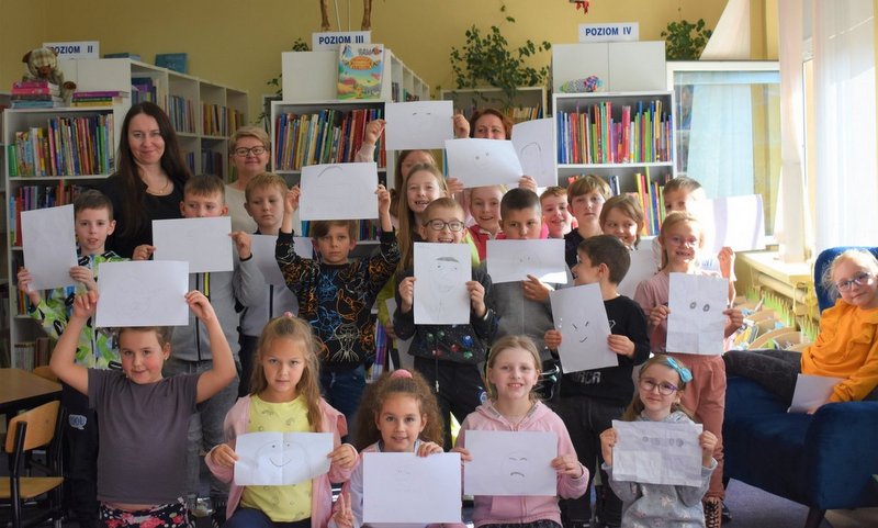 dzieci uczestniczące w spotkaniu poświęconemu komiksom