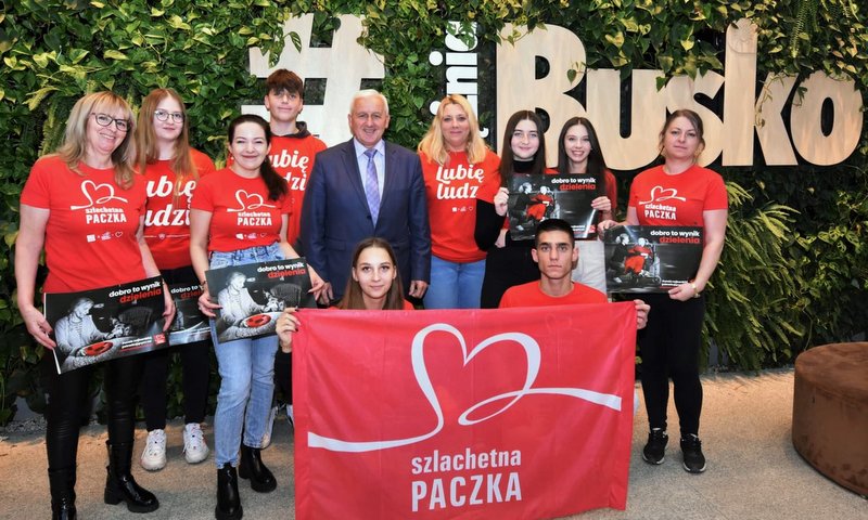 wolontariusze Szlachetnej Paczki pozują do zdjęcia wraz z Burmistrzem Waldemarem Sikorą