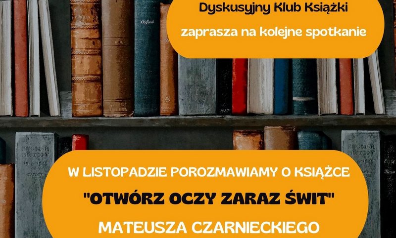 grafika promująca Dyskusyjny Klub Książki, zawiera tło w postaci biblioteczki