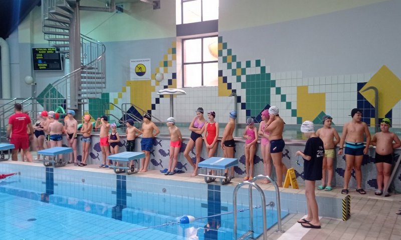 Zdjęcie przedstawia uczestników Mikołajkowego pływania oczekujących na rozpoczęcie
