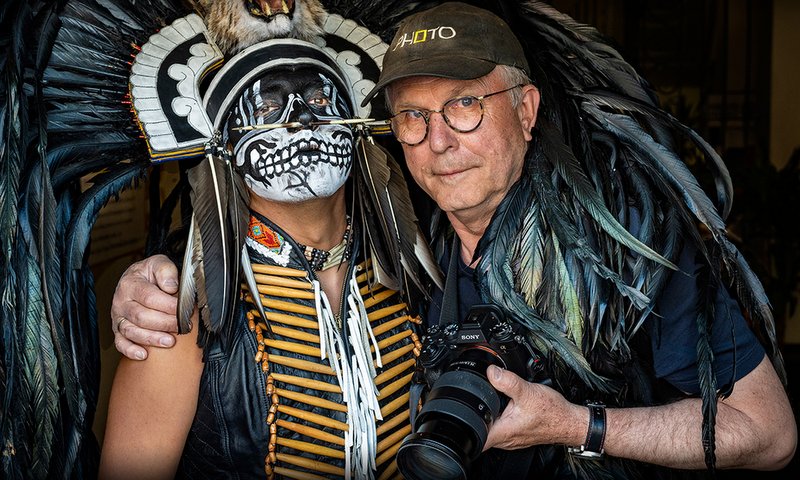 na zdjęciu fotografik Tomasz Tomaszewski z Indianinem 