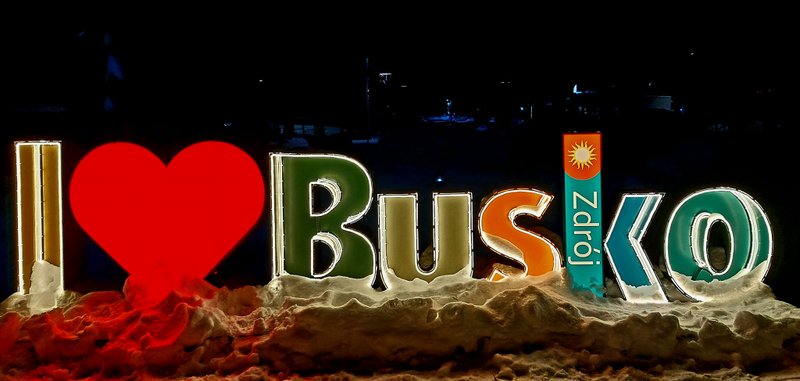 Zdjęcie prezentujące święcący nocą napis I love Busko wśród śniegu