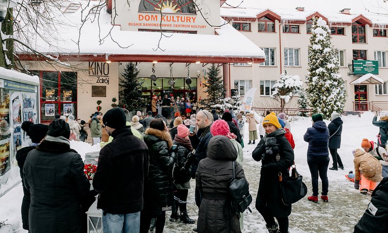 uczestnicy wspólnego kolędowania obok budynku BSCK