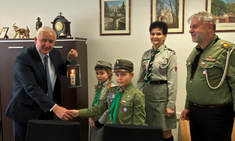 młodzi harcerze na spotkaniu z Burmistrzem Waldemarem Sikorą