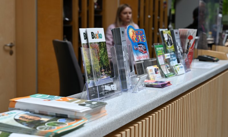 zdjęcie przedstawia stoisko z materiałami promocyjnymi 