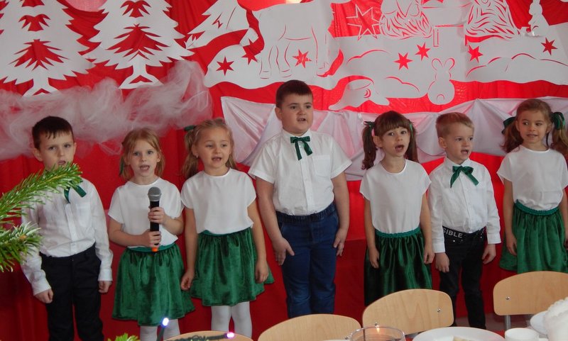 dzieci uczestniczące w spotkaniu wigilijnym