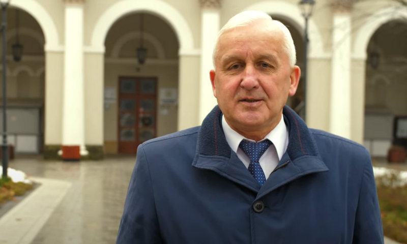 Burmistrz Waldemar Sikora przed budynkiem Marconi w Busku-Zdroju