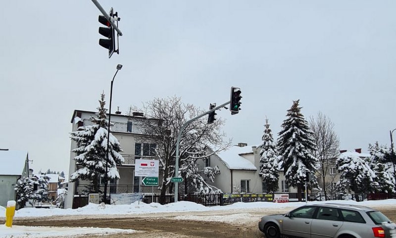 Zdjęcie przedstawia skrzyżowanie z sygnalizacją świetlną i zamontowaną kamerą