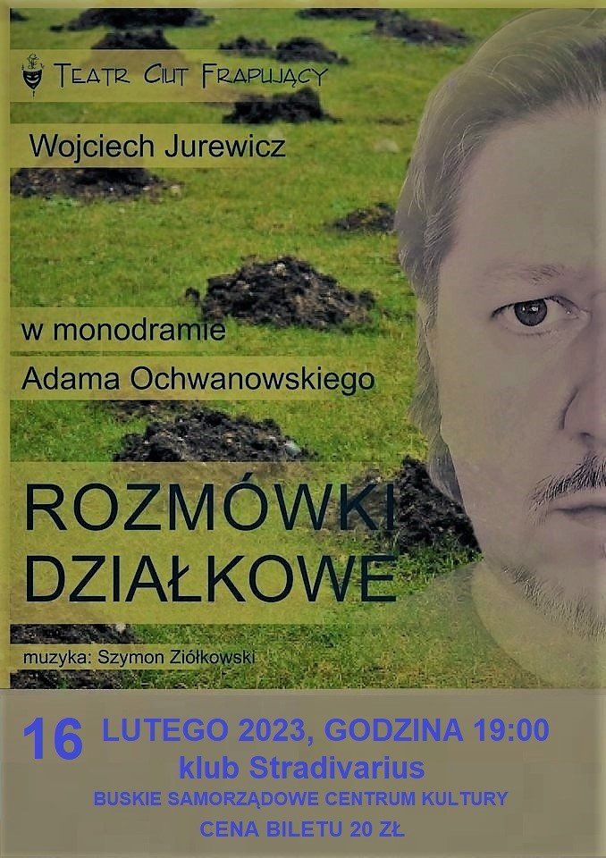 plakat promujący monodram Rozmówki Działkowe, przedstawia zbliżenie na twarz aktora, w tle kretowiska pośród trawnika