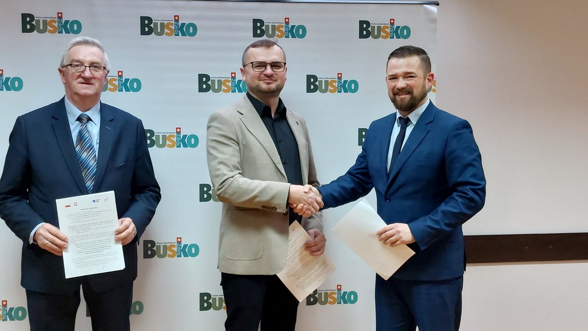 Na zdjęciu zastępca burmistrza Michał Maroński razem z wykonawcami inwestycji