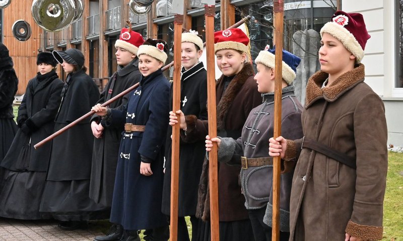 Młodzież z grupy teatralnej Pegaz w strojach z okresu Powstania Styczniowego