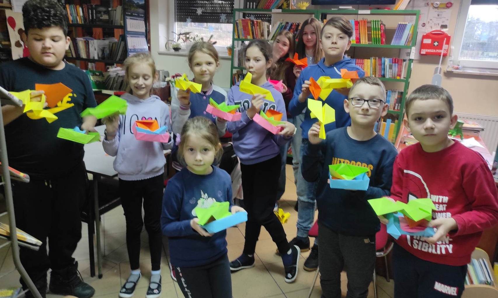 dzieci uczestniczące w feryjnych zajęciach bibliotecznych