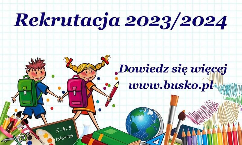 grafika promująca rekrutację do przedszkola, przedstawia dwoje dzieci z tornistrami, na pierwszym planie widać szkolne atrybuty takie jak kredki, pędzle, tablicę, globus, książki