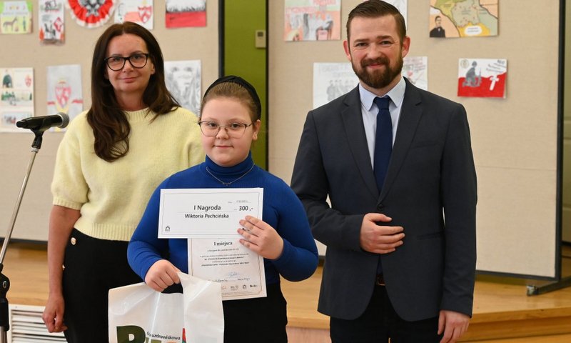 Podsumowanie konkursu plastycznego. Na zdjęciu nagrodzona w towarzystwie dyrektor BSCK Marią Wiśniewską oraz zastępcą Burmistrza MiG Michałem Marońskim