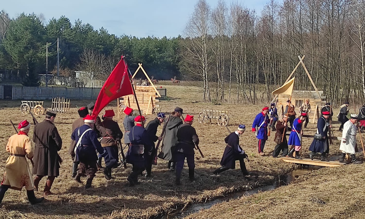 na zdjęciu członkowie grup rekonstrukcyjnych podczas inscenizacji bitwy w Grochowiskach