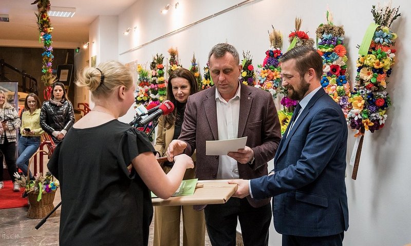 Nagrody w konkursie na Palmę Wielkanocną wręcza Z-ca Burmistrza Michał Maroński oraz Przew. Rady Miejskiej Robert Burchan