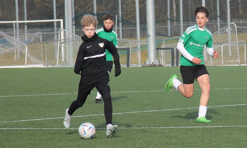 Zawodnik drużyny Rozwoju Katowice podczas sparingu z drużyną Akademii Lechii Gdańsk.