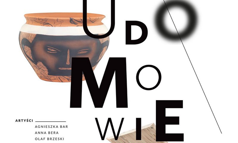 plakat promujący wernisaż wystawy Udomowienie, ozdobne litery, zdjęcia eksponatów w tle