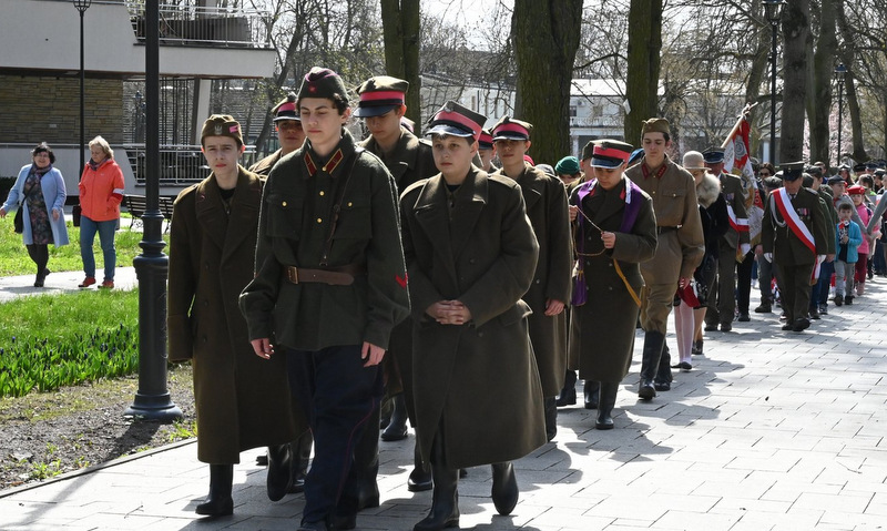 uczestnicy marszu katyńskiego w strojach z epoki