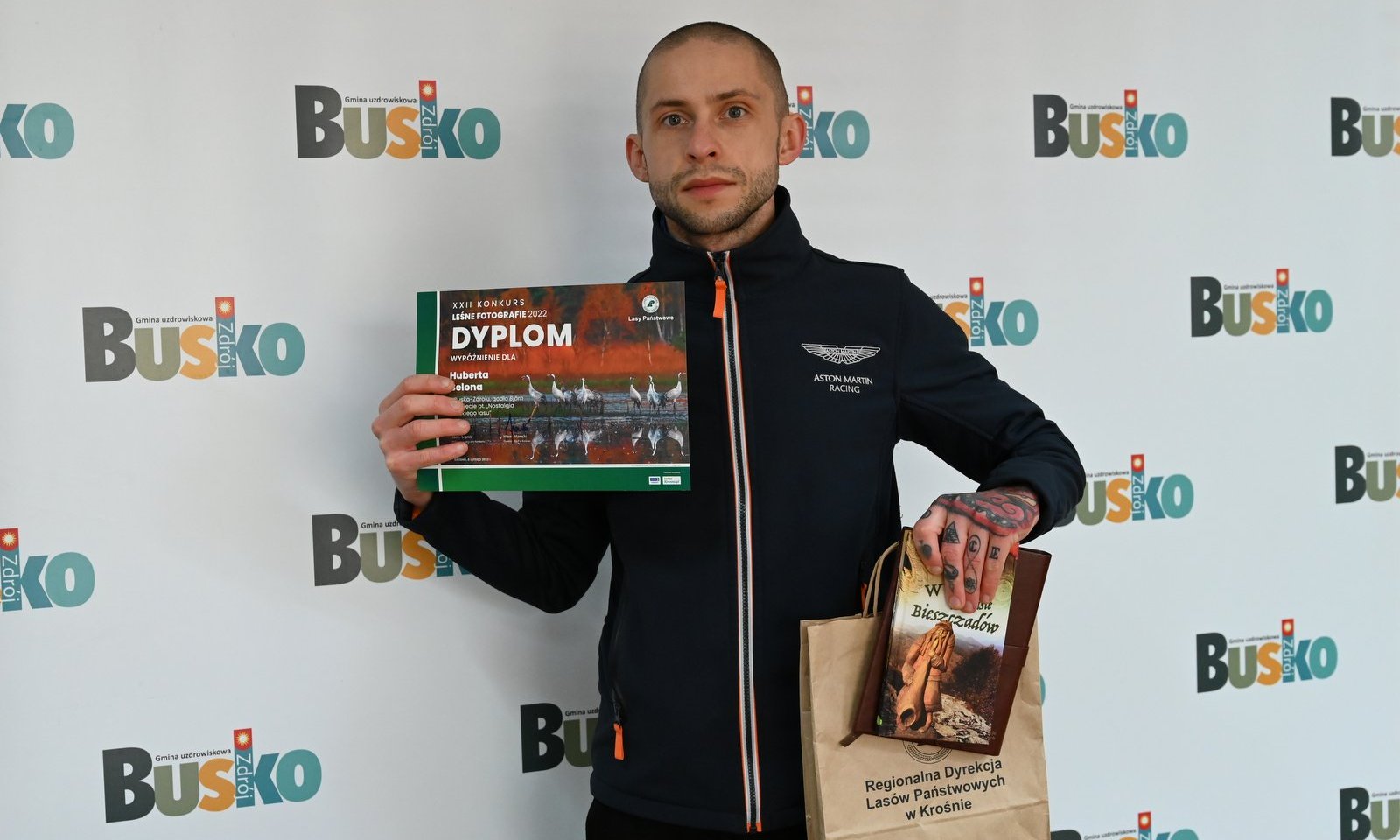 Hubert Belon prezentuje nagrody konkursowe