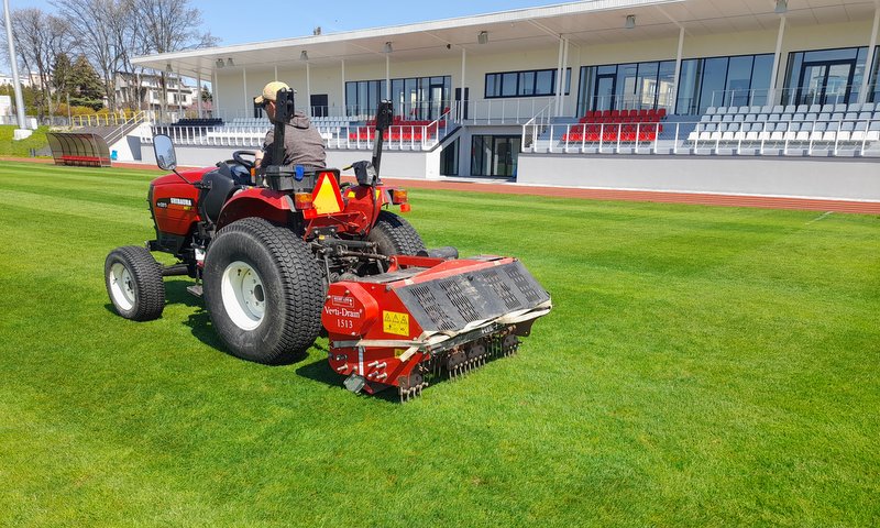 Prace aeracyjne na płycie głównej boiska Stadionu Miejskiego w Busku-Zdroju. 