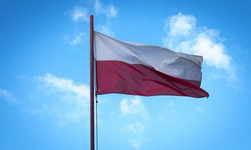 Na zdjęciu flaga Polski na tle błękitnego nieba