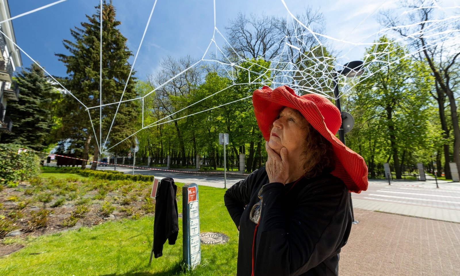 Artystka Ludwika Ogorzelec pod swoją instalacją (fot. Krzysztof Pęczalski)