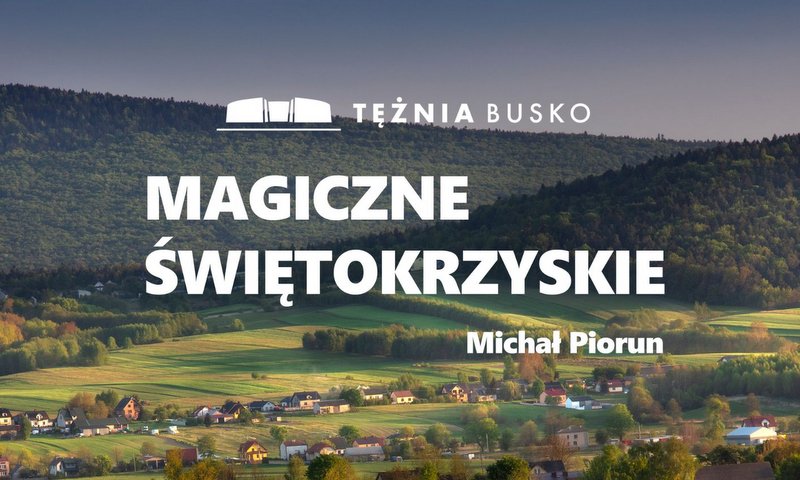 plakat promujący wystawę fotograficzną, w tle zdjęcie krajobrazu 