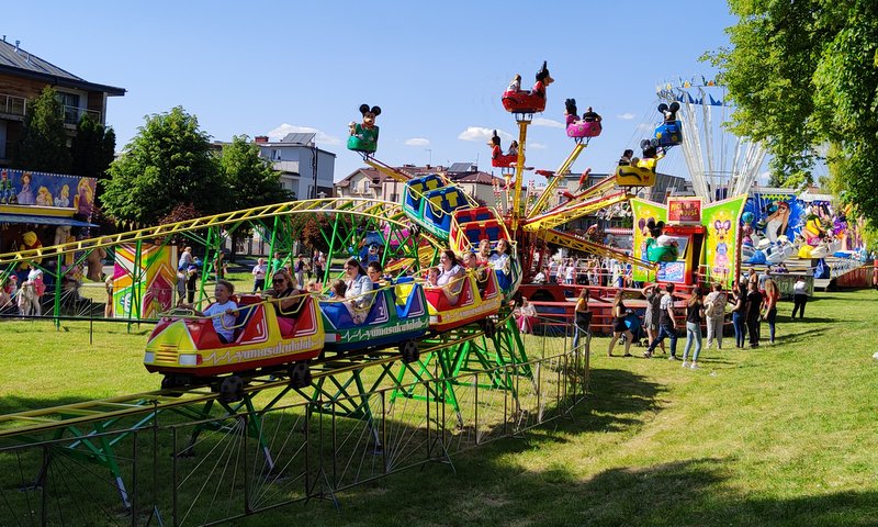 zdjęcie przedstawia lunapark