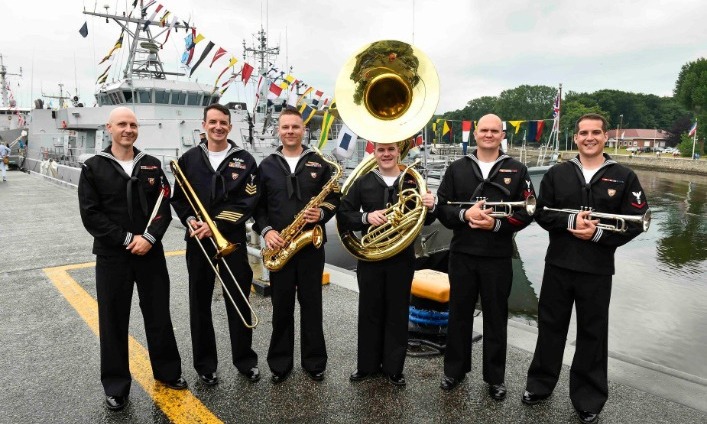 Członkowie zespołu Orkiestry Sił Marynarki Wojennej USA