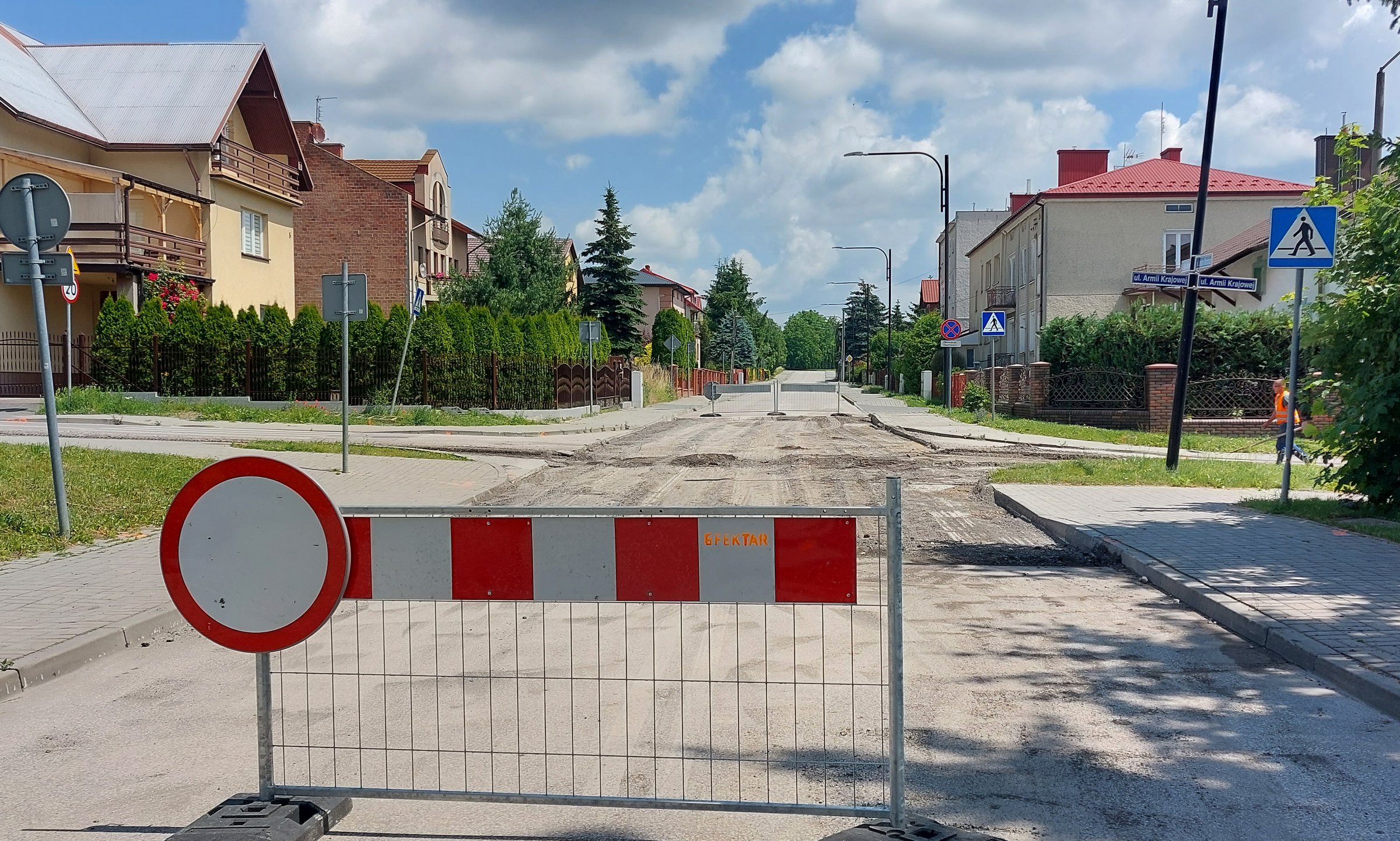 zdjęcie przedstawia zamknięte skrzyżowanie ulic