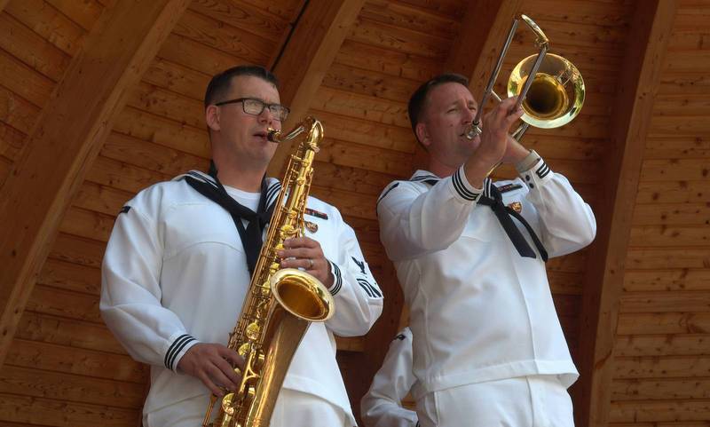 muzycy z zespołu Topside na scenie muszli koncertowej