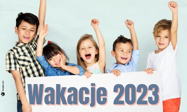 Wakacje 2023 grafika przedstawia rozbawione dzieci