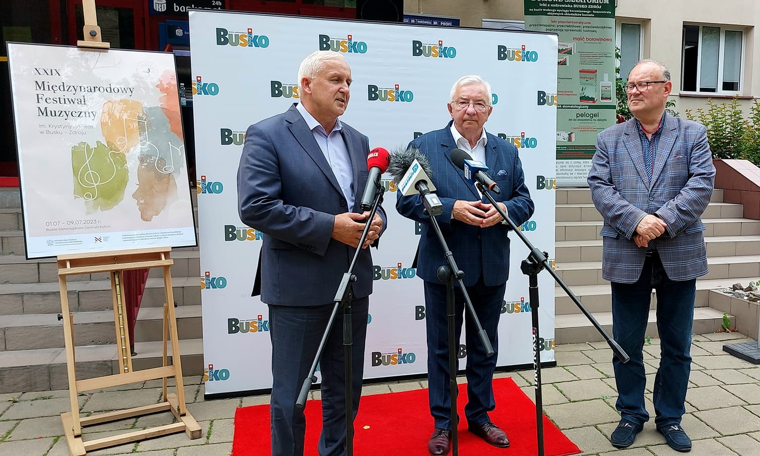konferencja prasowa poświęcona festiwalowi im. K. Jamroz. Przemawia burmistrz W. Sikora