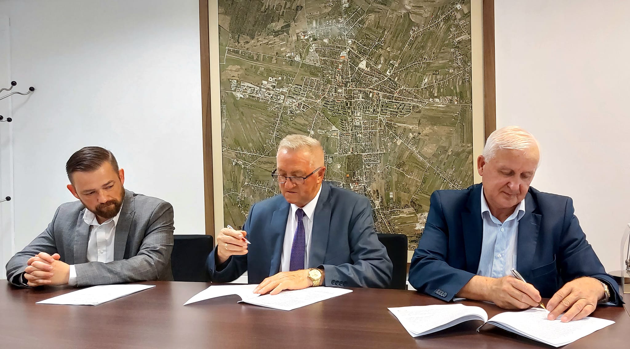podpisanie umów na budowę boisk wielofunkcyjnych