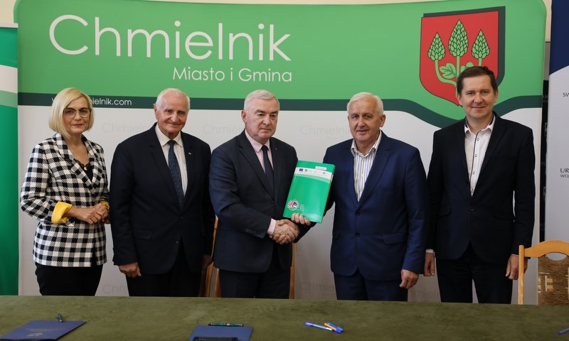 Uroczyste podpisanie umowy w Chmielniku: od lewej Renata Janik Wicemarszałek Województwa Świętokrzyskiego, Marek Jońca Członek Zarządu Województwa Świętokrzyskiego, Andrzej Bętkowski Marszałek Województwa Świętokrzyskiego, Waldemar Sikora Burmistrz Miasta i Gminy Busko-Zdrój oraz Artur Tokarz Skarbnik Gminy Busko-Zdrój