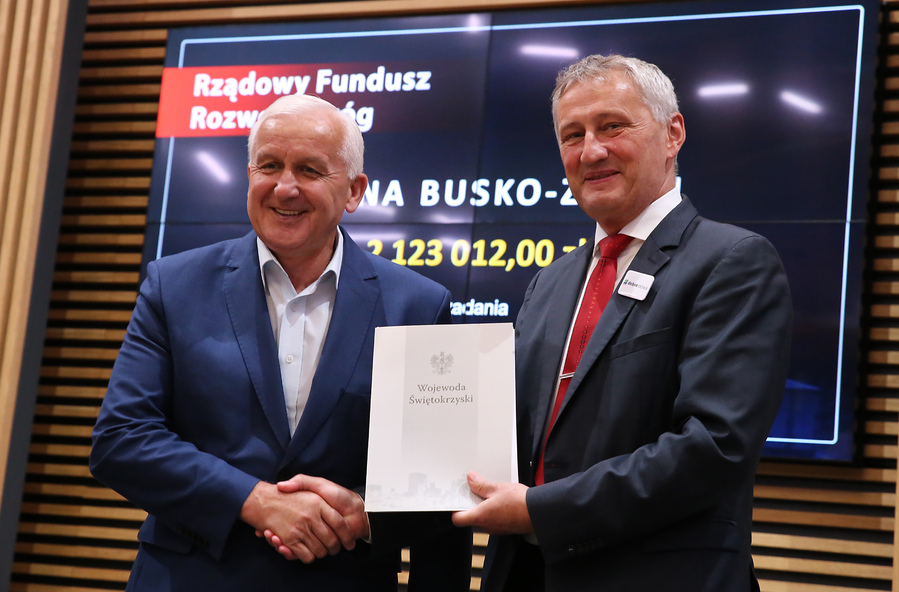 podpisanie umów w Urzędzie Wojewódzkim -  burmistrz Waldemar Sikora, wojewoda Zbigniew Koniusz
