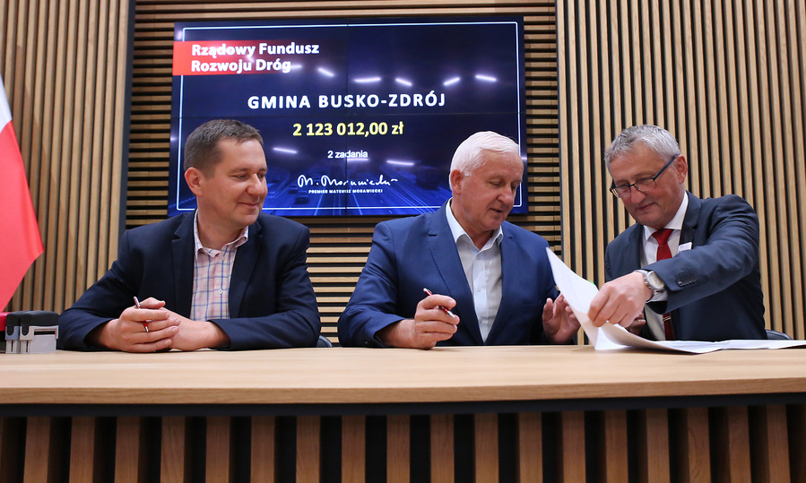 podpisanie umów w Urzędzie Wojewódzkim - skarbnik gminy Artur Tokarz, burmistrz Waldemar Sikora, wojewoda Zbigniew Koniusz