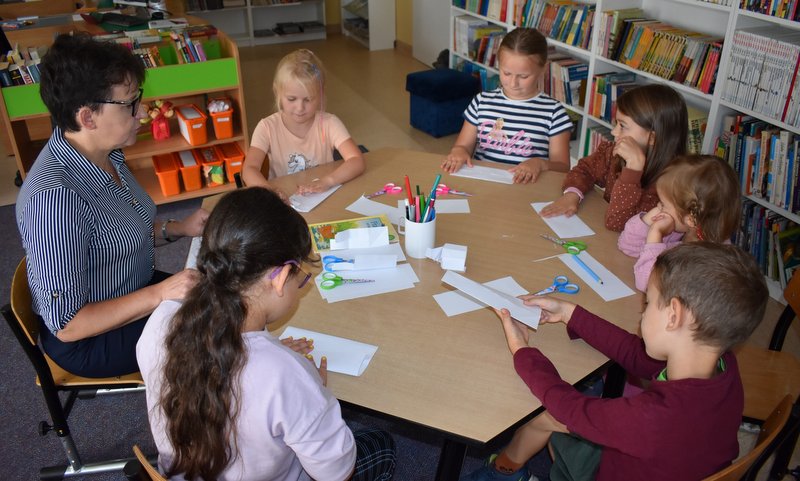 dzieci podczas zajęć bibliotecznych