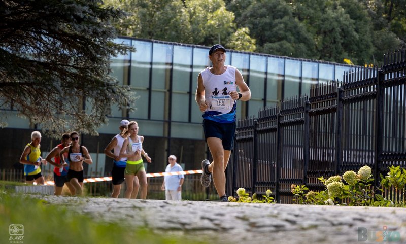 biegacz uczestniczący w Półmaratonie Buskim