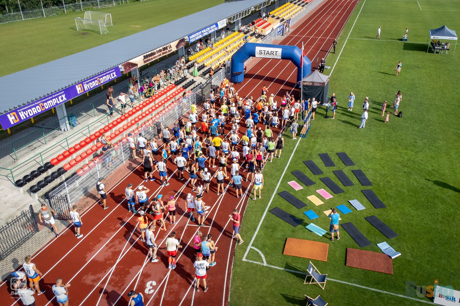 uczestnicy półmaratonu na bieżni