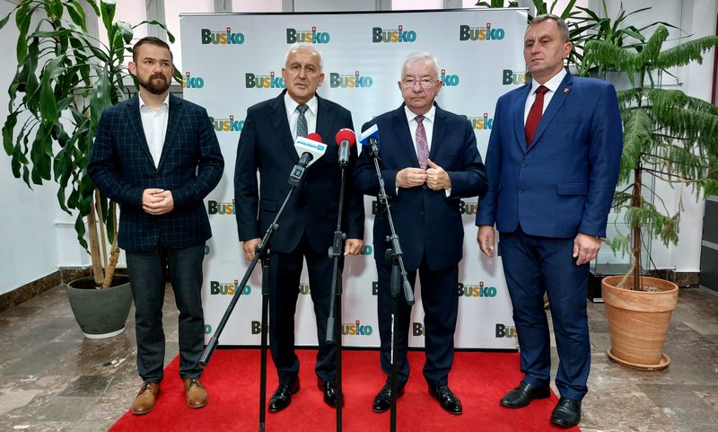 briefing prasowy, na zdjęciu od lewej z-ca burmistrza Michał Maroński, burmistrz Waldemar Sikora, poseł na RP Krzysztof Lipiec, przew. RM Robert Burchan