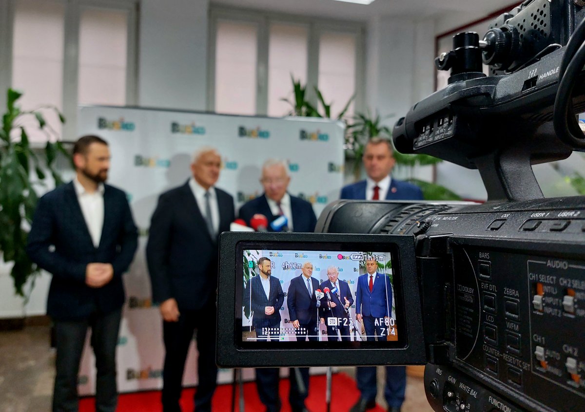 briefing prasowy, na zdjęciu od lewej z-ca burmistrza Michał Maroński, burmistrz Waldemar Sikora, poseł na RP Krzysztof Lipiec, przew. RM Robert Burchan