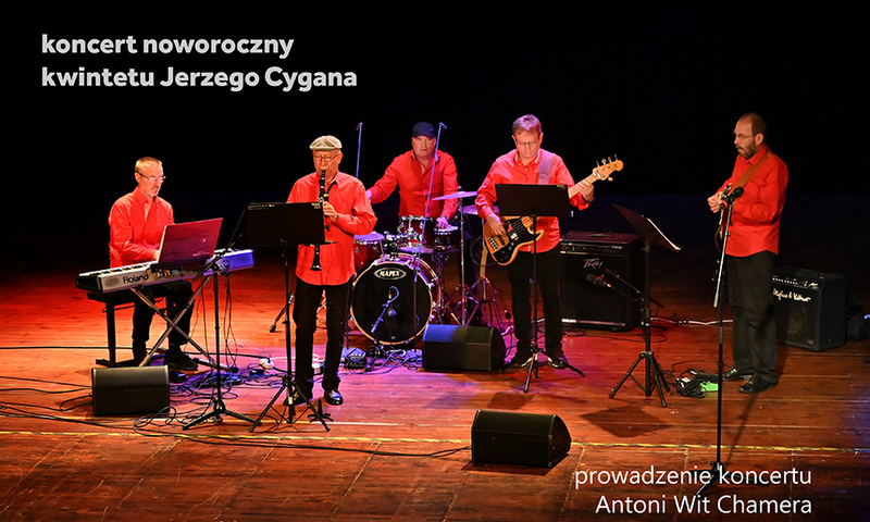 grafika promująca koncert kwintetu, na zdjęciu muzycy w czerwonych koszulach